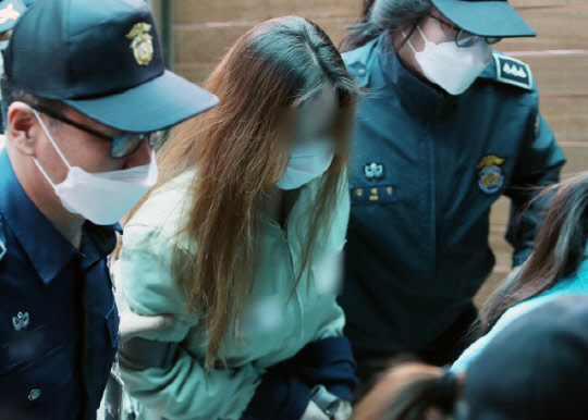 구미 3세 여아 사망 사건과 관련해 숨진 여아의 생모로 알려진 석 모 씨가 22일 대구지방법원 김천지원에 도착한 석씨가 법정으로 향하고 있다. <연합뉴스>